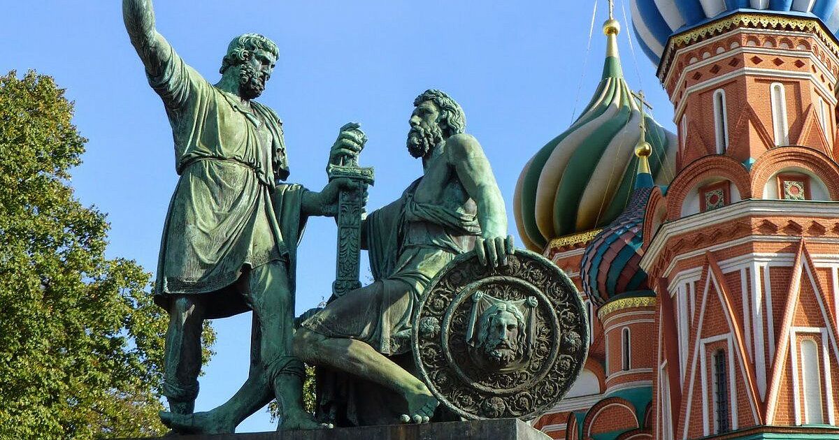 Описание памятника Минину и Пожарскому на Красной площади в Москве (для 4 класса)